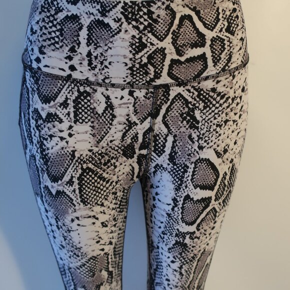 Womens Human Performance Engineering Blk, Gray Snake Print Activewear Leggings M - Picture 3 of 7
